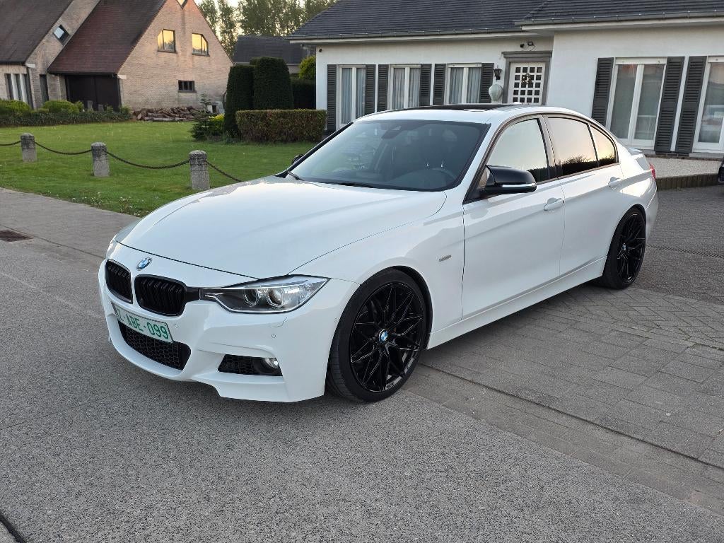 BMW 328i * 2011 *112 000km * M pakket, Auto's, BMW, Achterwielaandrijving, Zwart, 4 cilinders, 149 g/km