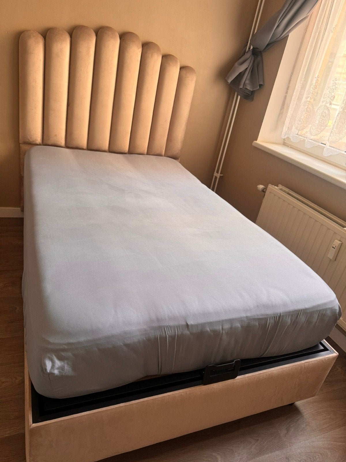 Lit double en velours Meubella - Beige - Luxe, Enlèvement, Queen size, Beige