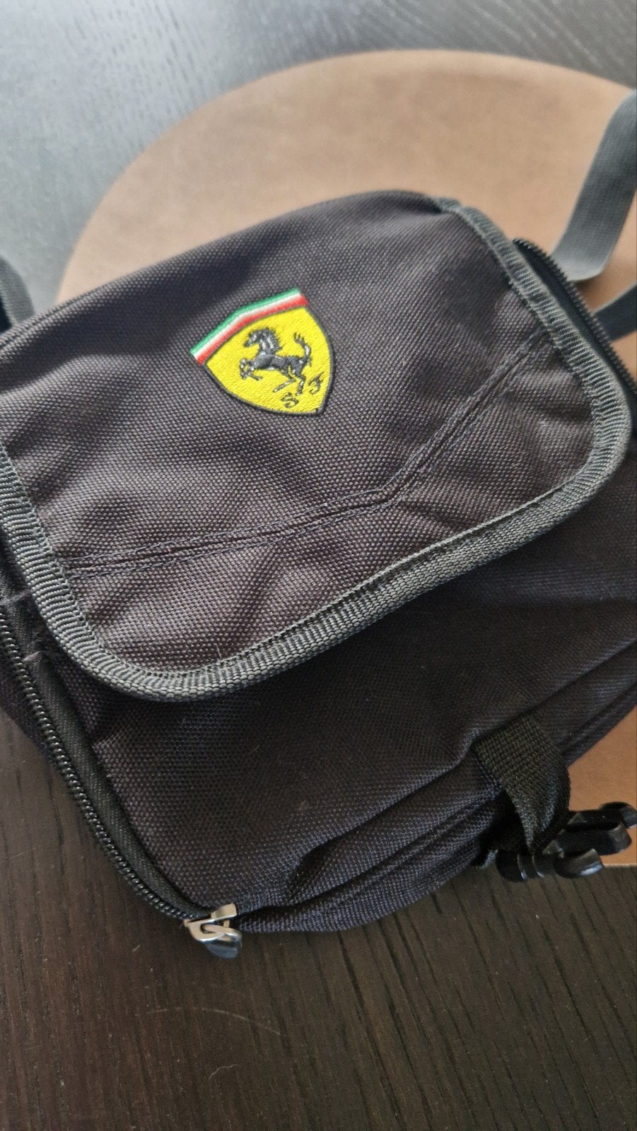 Ferrari cross over /schoudertas, Enlèvement