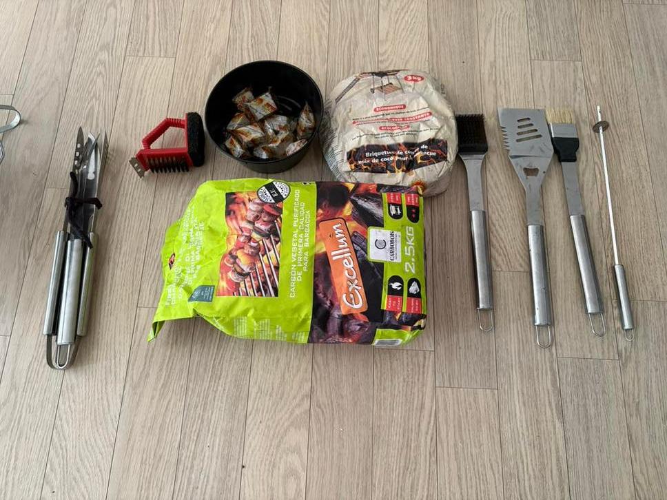 BBQ set: houtskool & accessoires, Tuin en Terras, Ophalen of Verzenden, Zo goed als nieuw