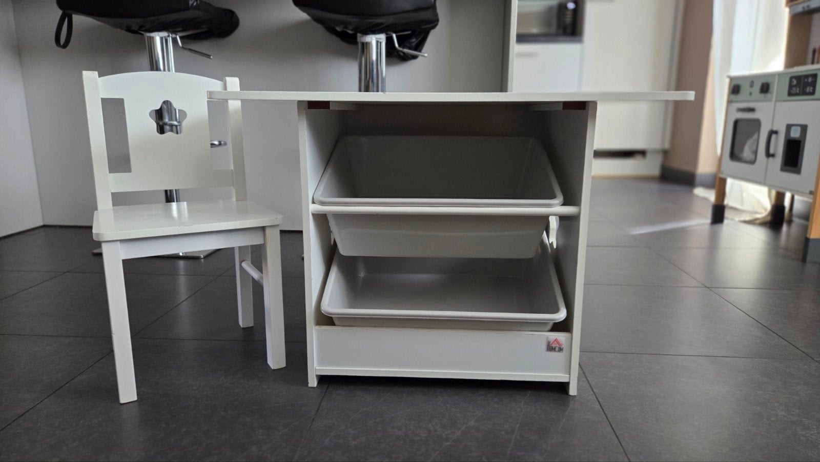 Kindertafel met stoel en opbergbakken
euke en prakti, Huis en Inrichting, Ophalen, Gebruikt, Rechthoekig, Grenenhout