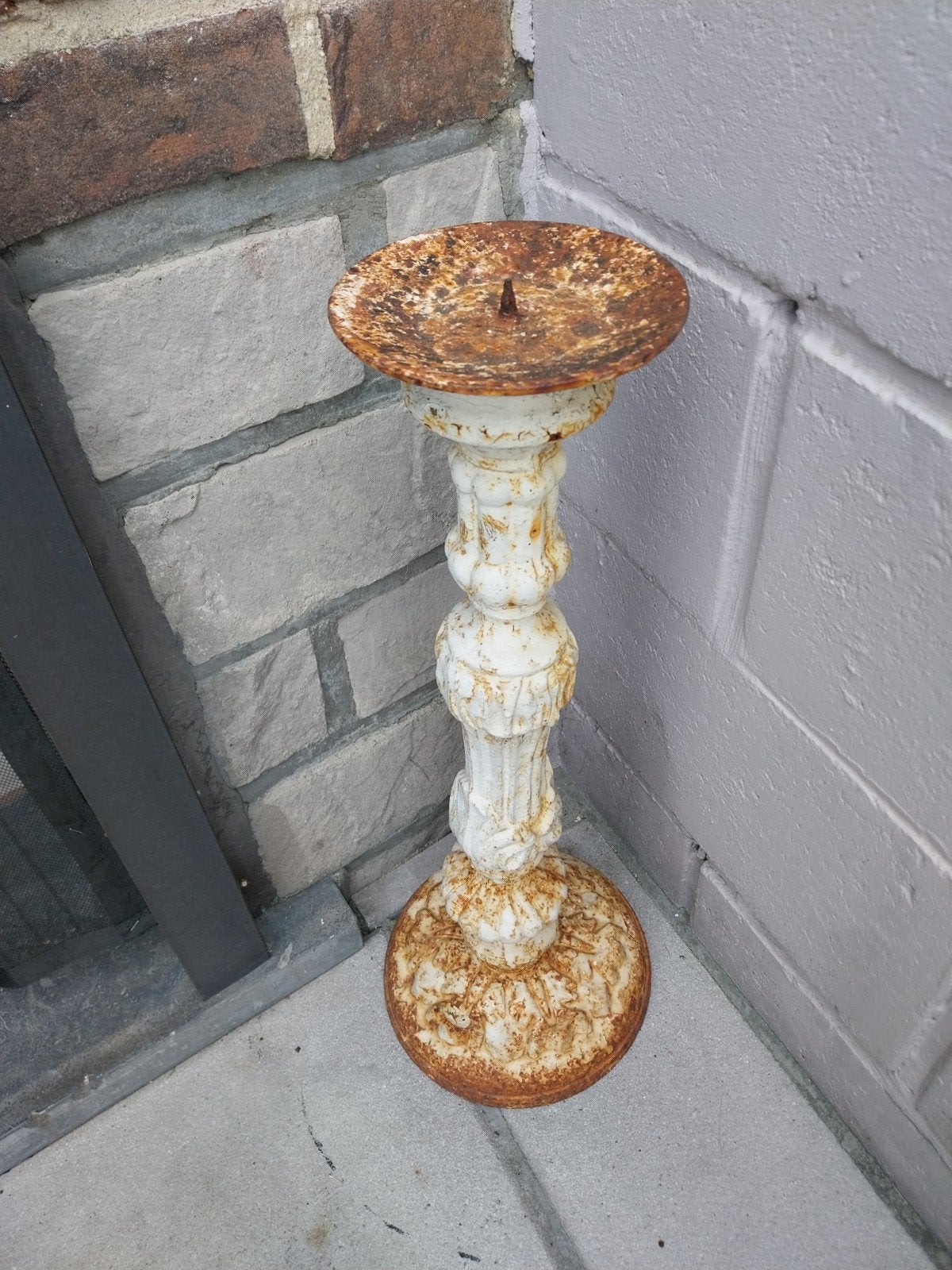 Paire de bougeoirs en fonte, Enlèvement