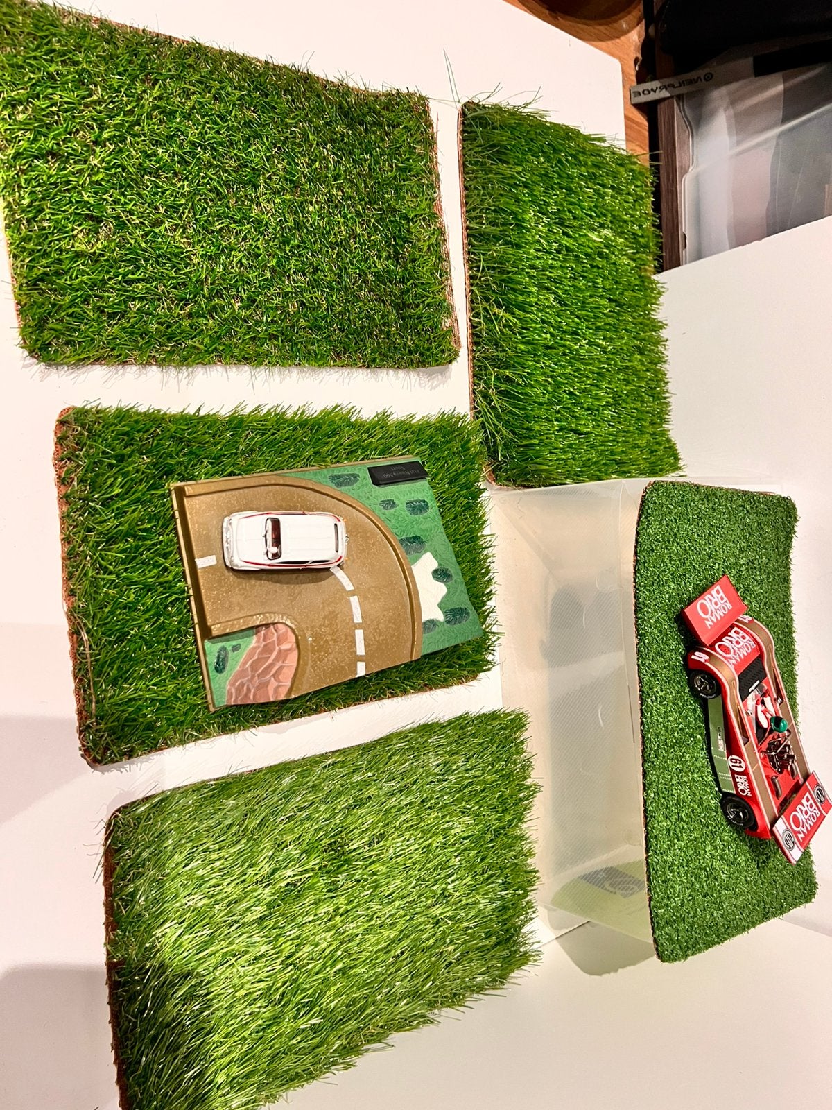 Kunstgras ideaal om slotcars of andere op uit te stallen, Hobby en Vrije tijd, Ophalen, Zo goed als nieuw