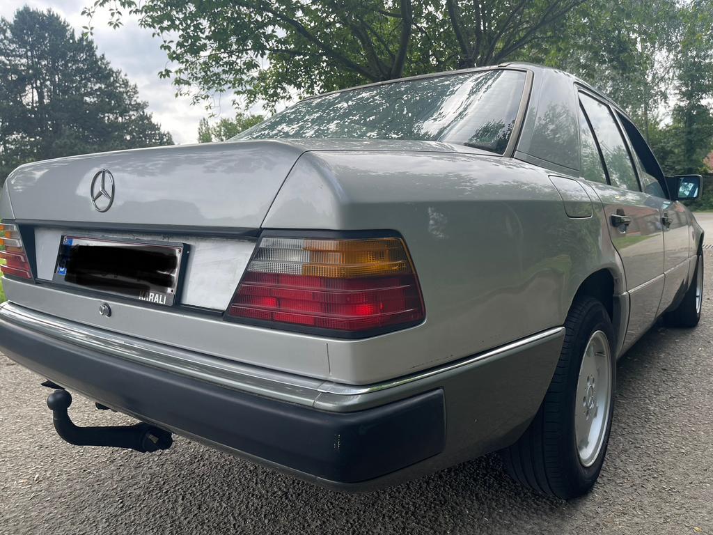 Mercedes 250d oldtimer-automaat van bouwjaar 1990, foto 11