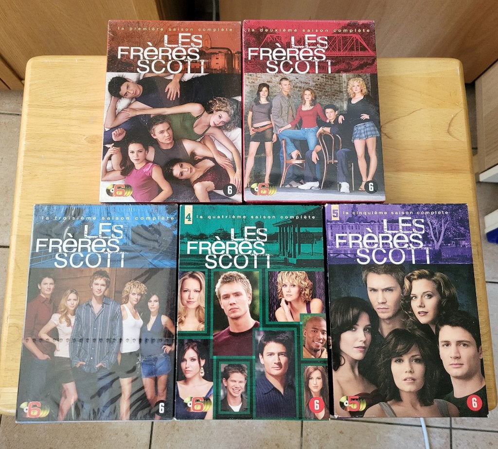 Lot coffrets DVD Les Frères Scott (saisons 1 à 5), CD & DVD, DVD | TV & Séries télévisées, À partir de 6 ans, Matériel bonus, Enlèvement