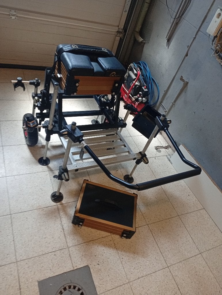 VISSTATION ULTIMATE Q BOX MET TRANSPORTWIELEN, Watersport en Boten, Ophalen, Gebruikt, Complete set