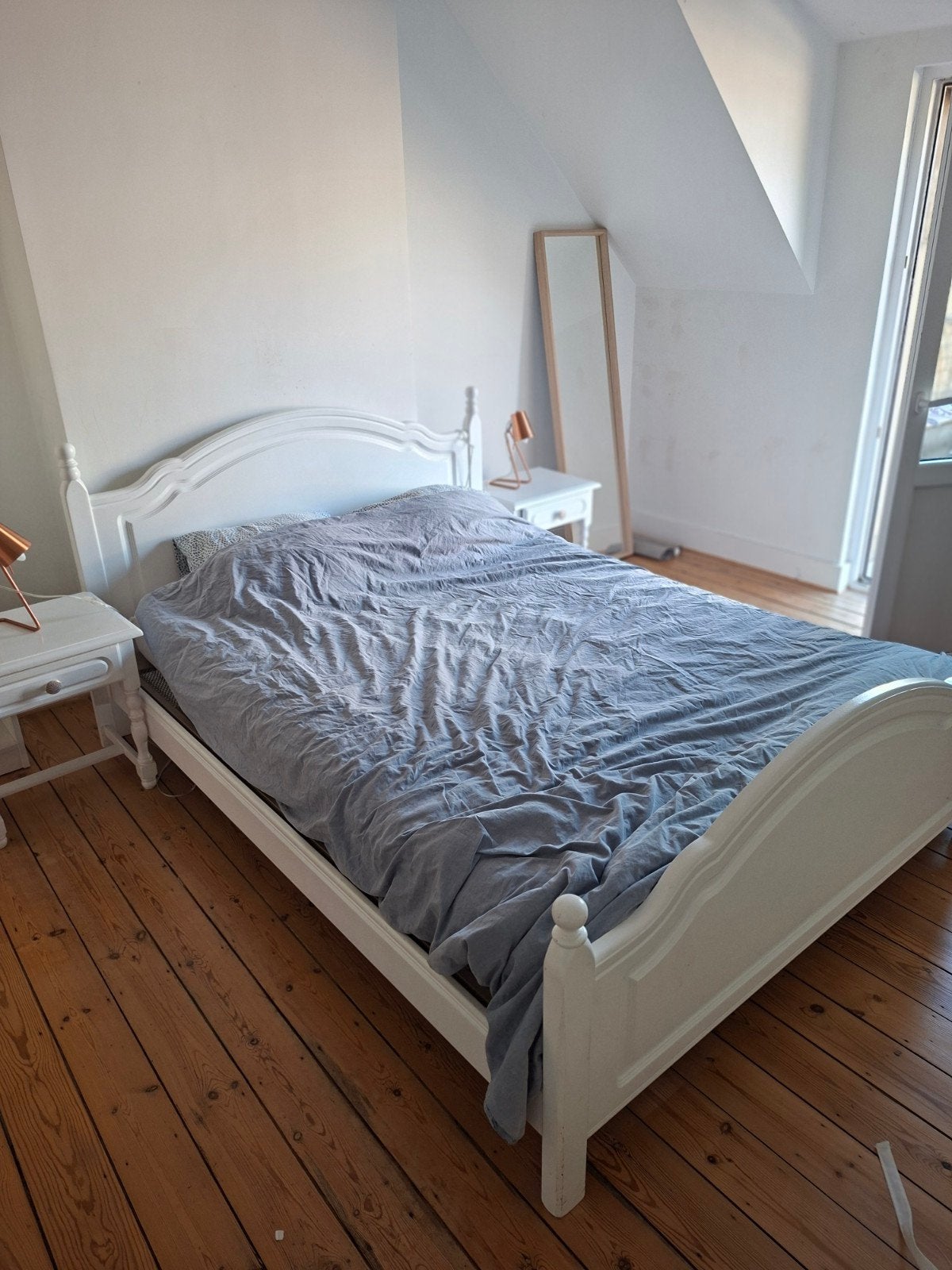 Lit en bois massif avec matelas et deux tables de chevet, Autres dimensions, Enlèvement, Utilisé, 200 cm