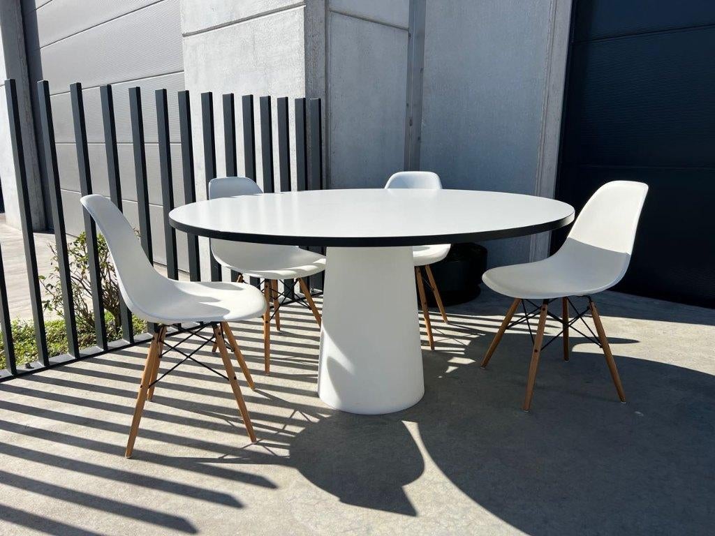 TABLE CONTENEUR MOOOI, MARCEL WANDERS, 140 CM, 100 à 150 cm, Quatre personnes, Design, Rond