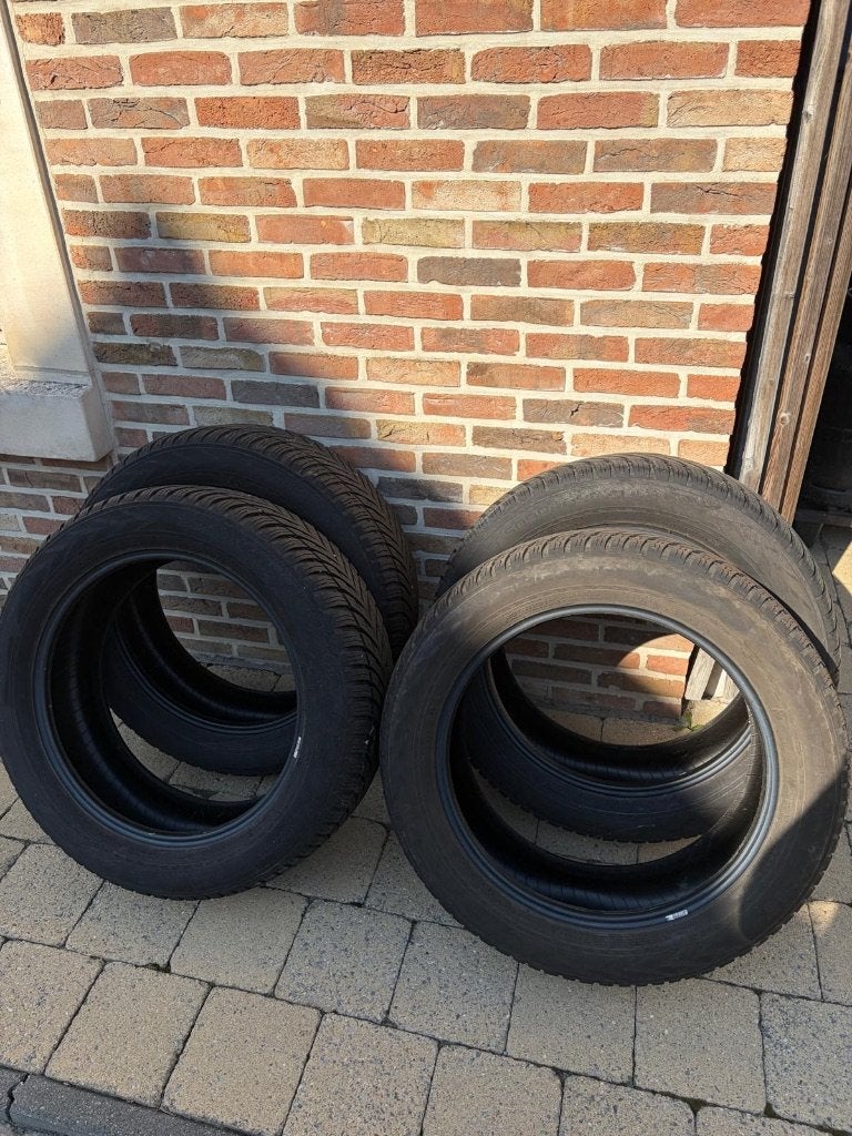 4 autobanden Nokian Tyres 4 seizoenen, Gebruikt, 235 mm, All Season, Band(en)