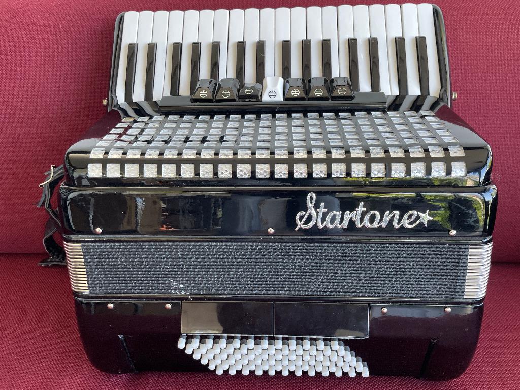 Nieuwe Startone accordeon . 72 bas . 3 korig .Licht ., Musique & Instruments, Accordéons, Neuf, Accordéon à touches, 72 basses