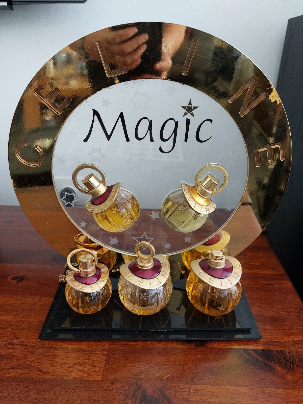 Celine magic parfumstand, Enlèvement