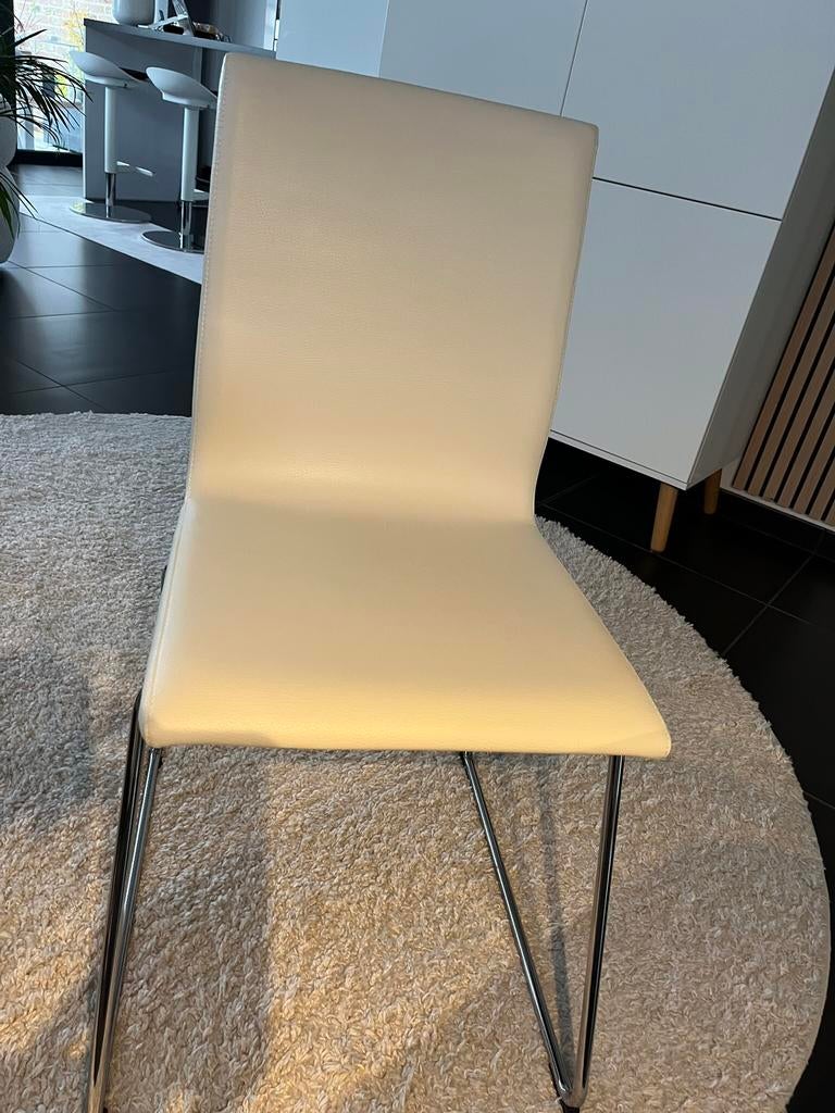 2 stoelen met chroom poten, Huis en Inrichting, Stoelen, Ophalen, Kunststof, Twee, Wit