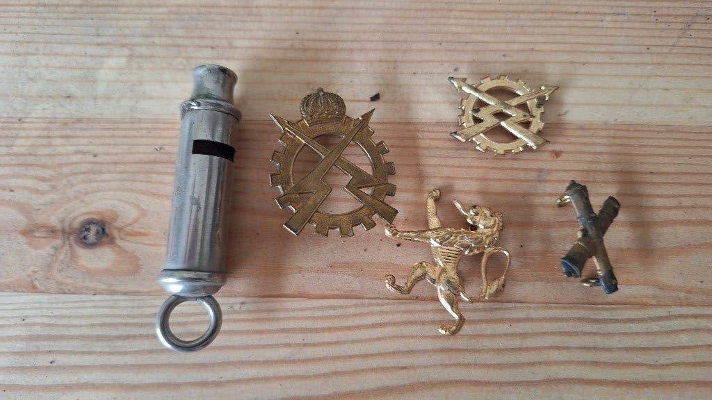 Militaire emblemen en fluitje, Verzamelen, Ophalen of Verzenden
