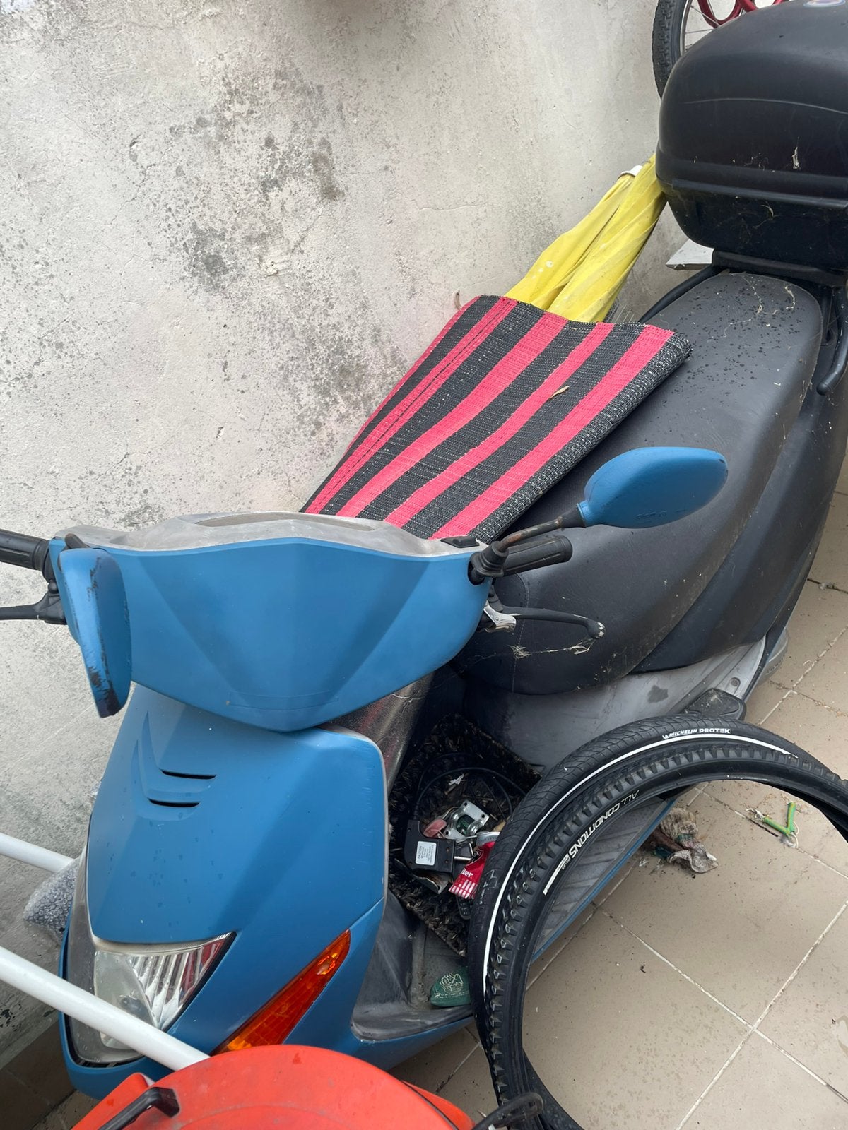 Honda lead 110cc pour pièces ou à réparer, Fietsen en Brommers, Brommers | Honda, Ophalen of Verzenden, Zo goed als nieuw