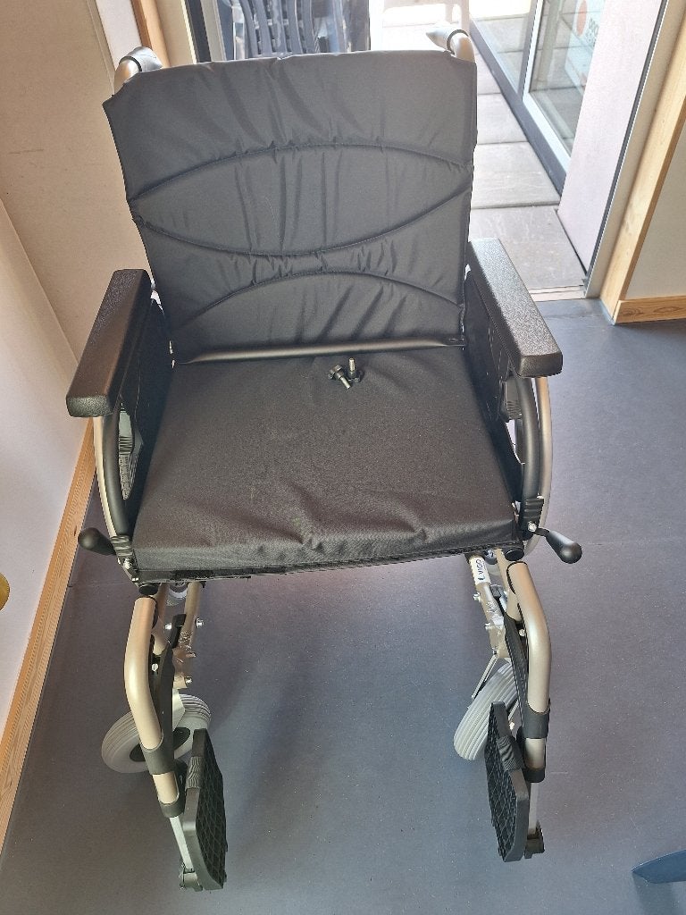 Bijna nieuwe Vermeiren-rolstoel te koop - Enkel ophalen, Divers, Chaises roulantes, Enlèvement, Pliant, Neuf, Fauteuil roulant à pousser