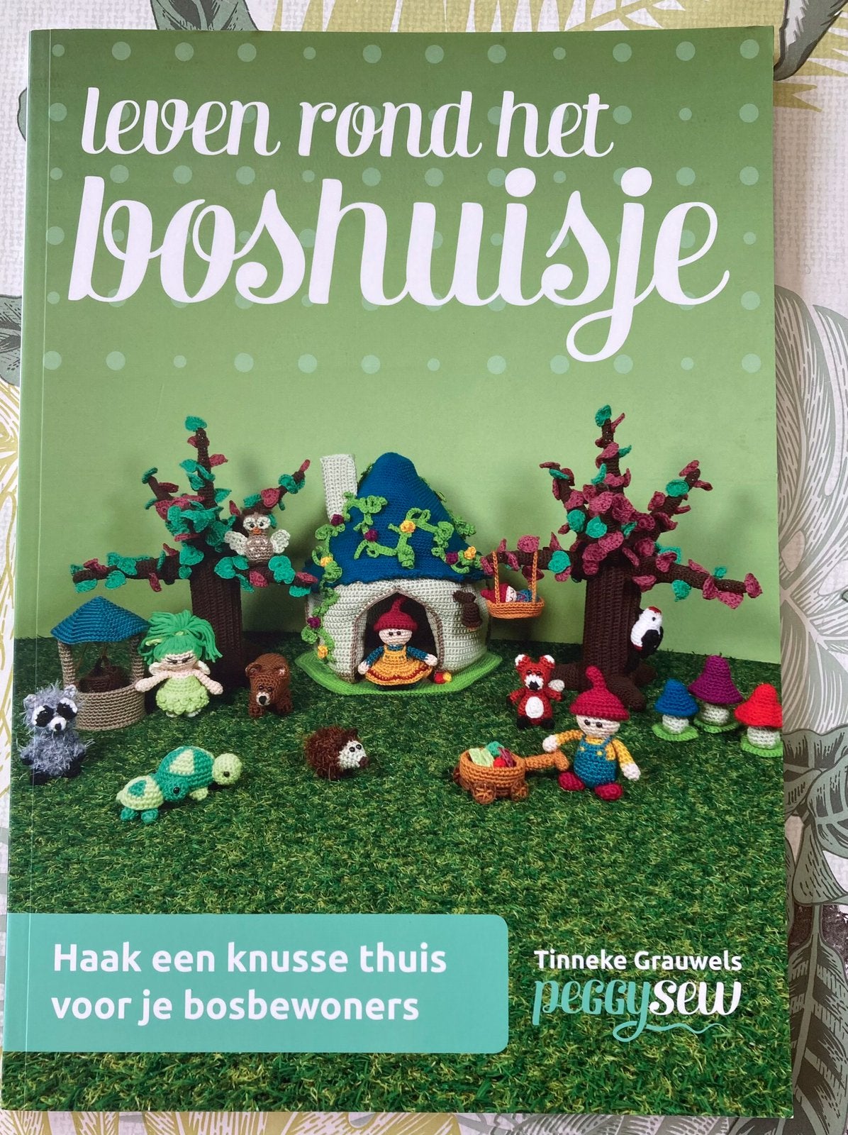 Leven rond het boshuisje, Boeken, Hobby en Vrije tijd, Ophalen of Verzenden, Zo goed als nieuw, Breien en Haken, Geschikt voor kinderen
