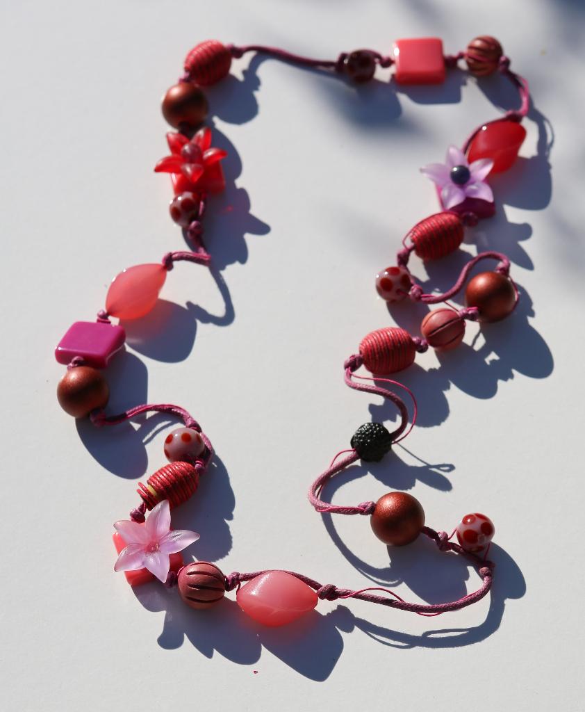 Mooie lange ketting als nieuw, Handtassen en Accessoires, Kettingen, Ophalen of Verzenden, Zo goed als nieuw, Roze