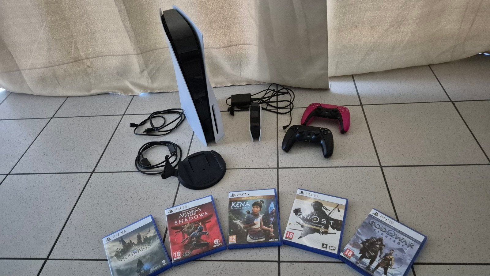 PS5 disk edition + 2 manettes + ssd  MD2 2To + jeux, Games en Spelcomputers, Spelcomputers | Sony PlayStation 5, Zo goed als nieuw