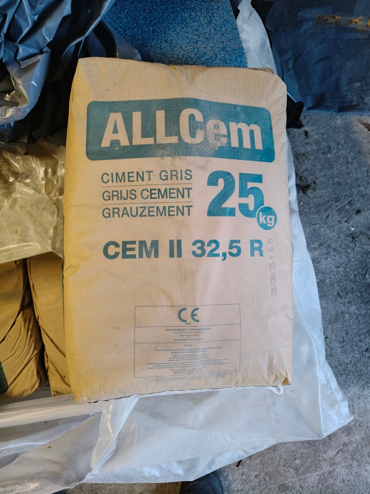 Cement zakken 25 kilo per stuk, Ophalen