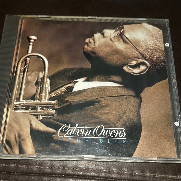 IN PERFECTE NIEUWSTAAT CD CALVIN OWENS / TRUE BLUE !, Cd's en Dvd's, Vinyl | Jazz en Blues, Zo goed als nieuw, Ophalen of Verzenden