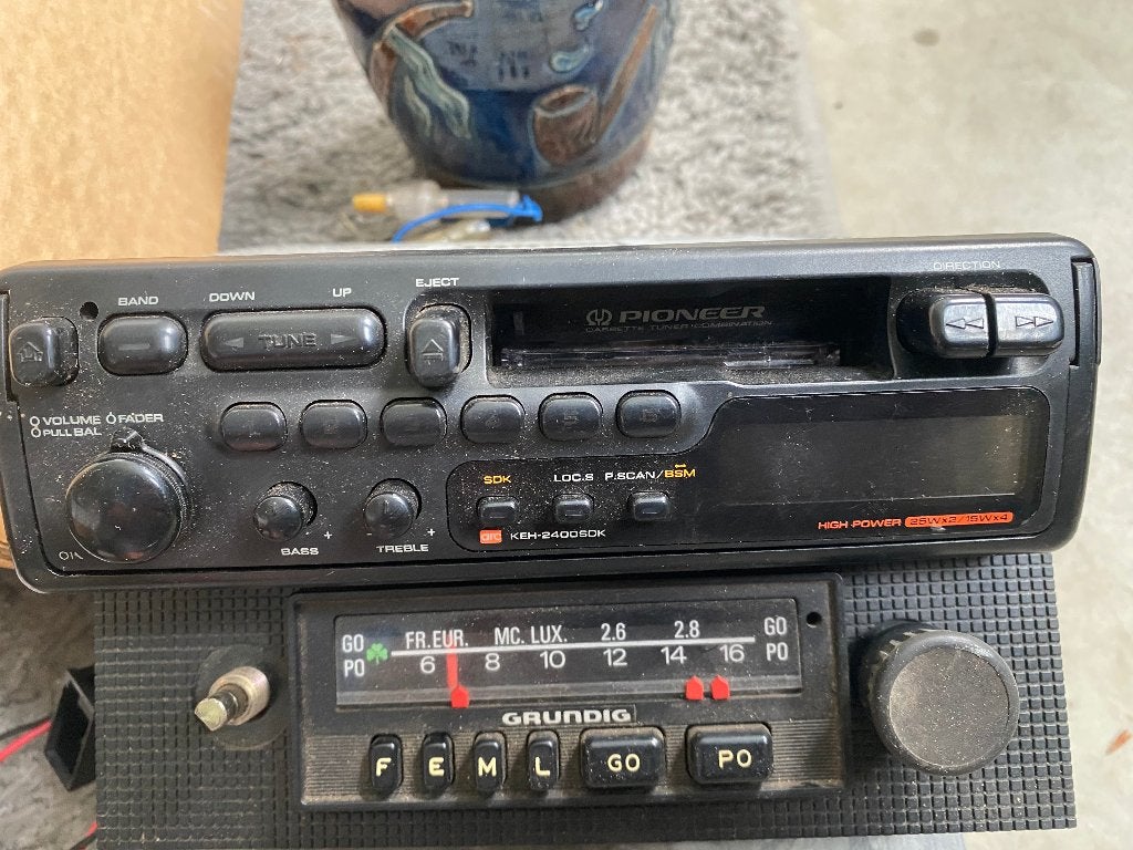 oude autoradio met cassettespeler PIONEER, Ophalen