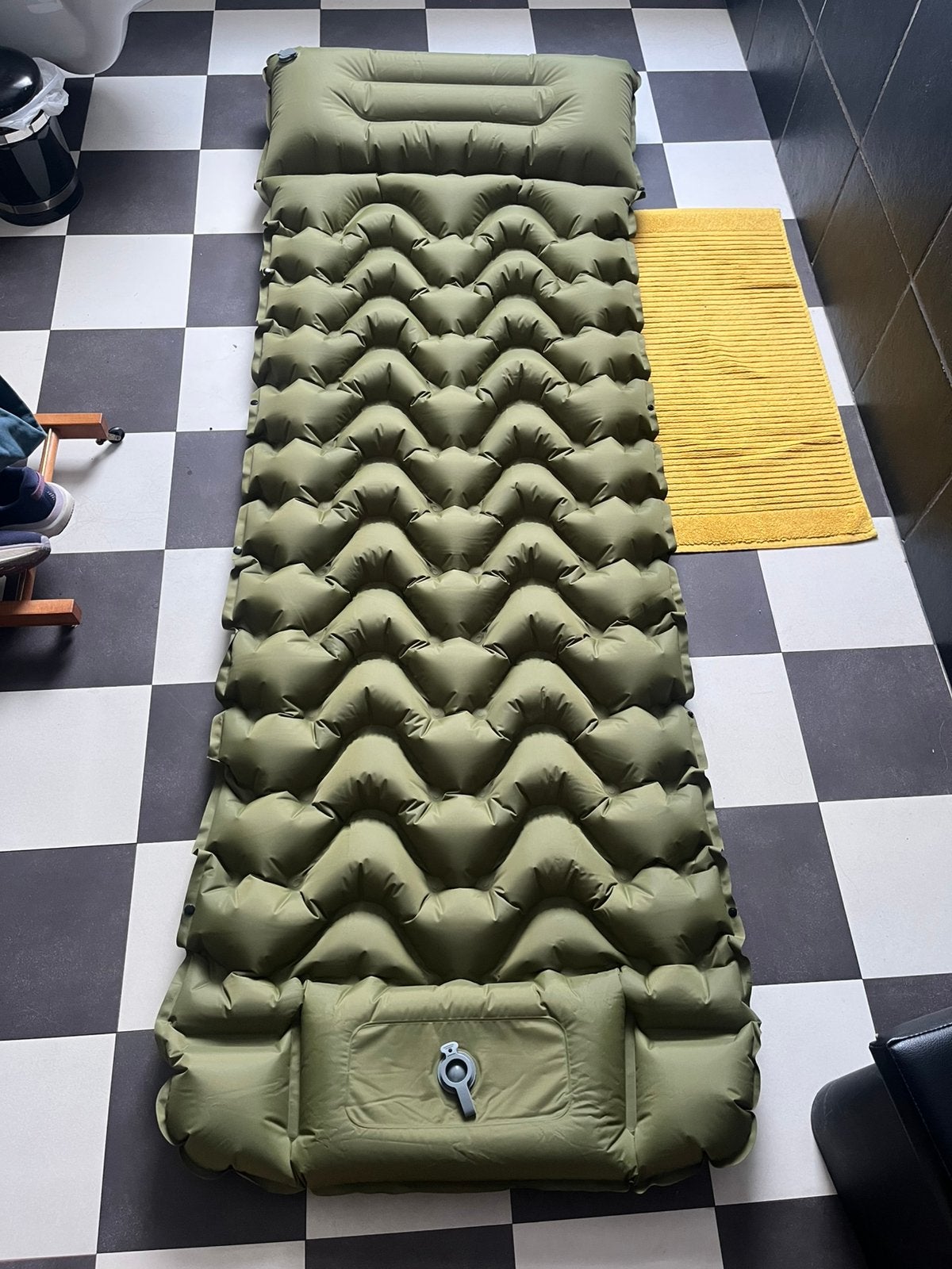 Luchtmatras met ingebouwde voetpomp (nieuw) Travelhawk, Enlèvement ou Envoi, Neuf