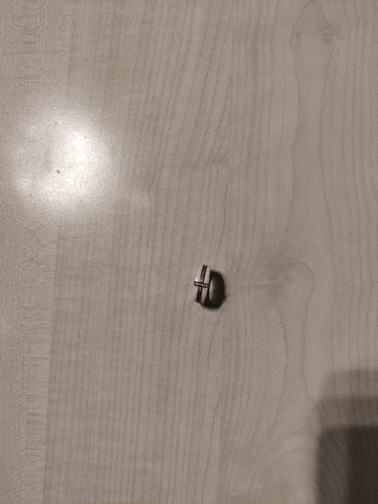 Nieuwe, brede ring met goudkleurige lijn met diamantjes., Bijoux, Sacs & Beauté, Neuf, Enlèvement ou Envoi, Femme ou Homme, 17 à 18