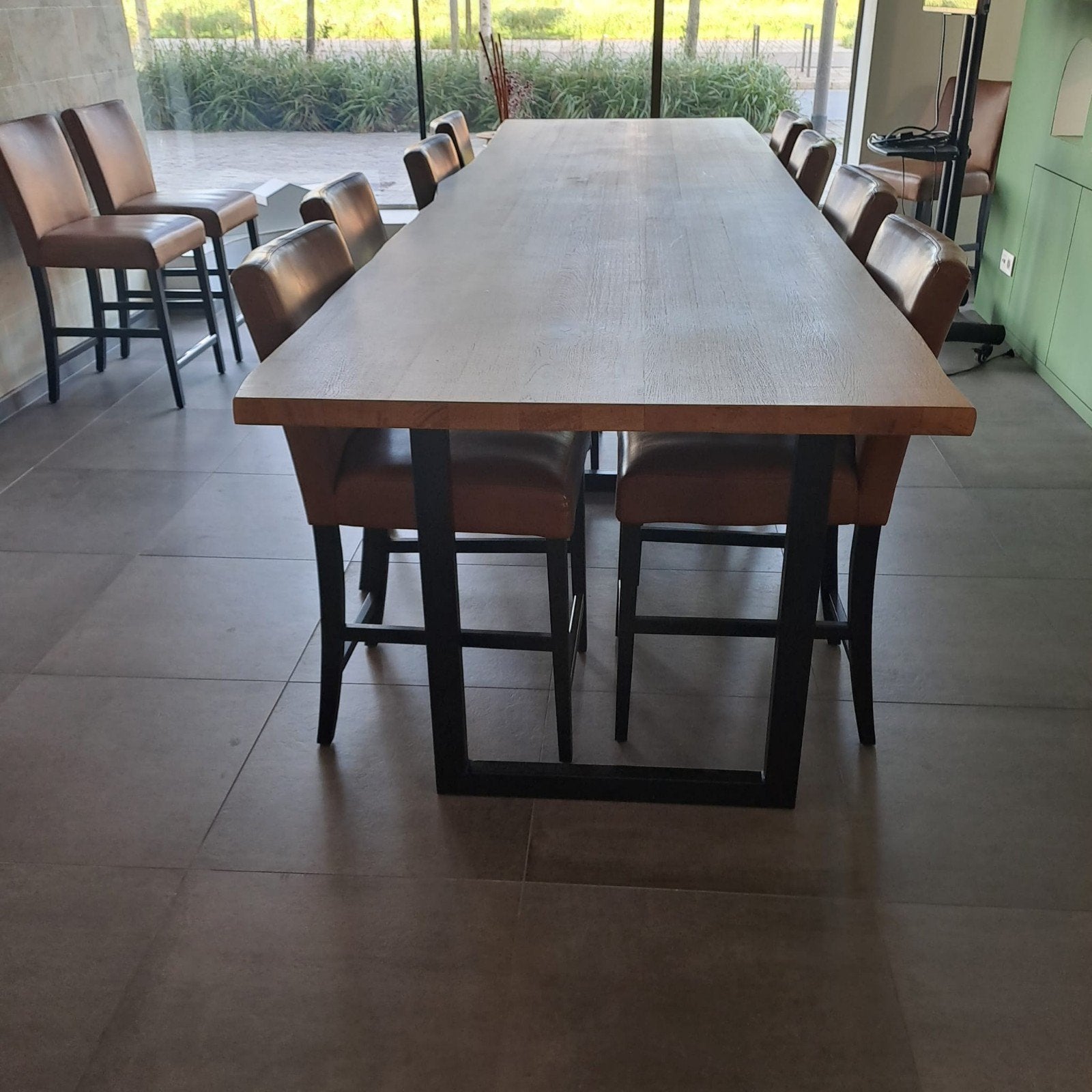 Tafel met 14 hoge stoelen, Ophalen