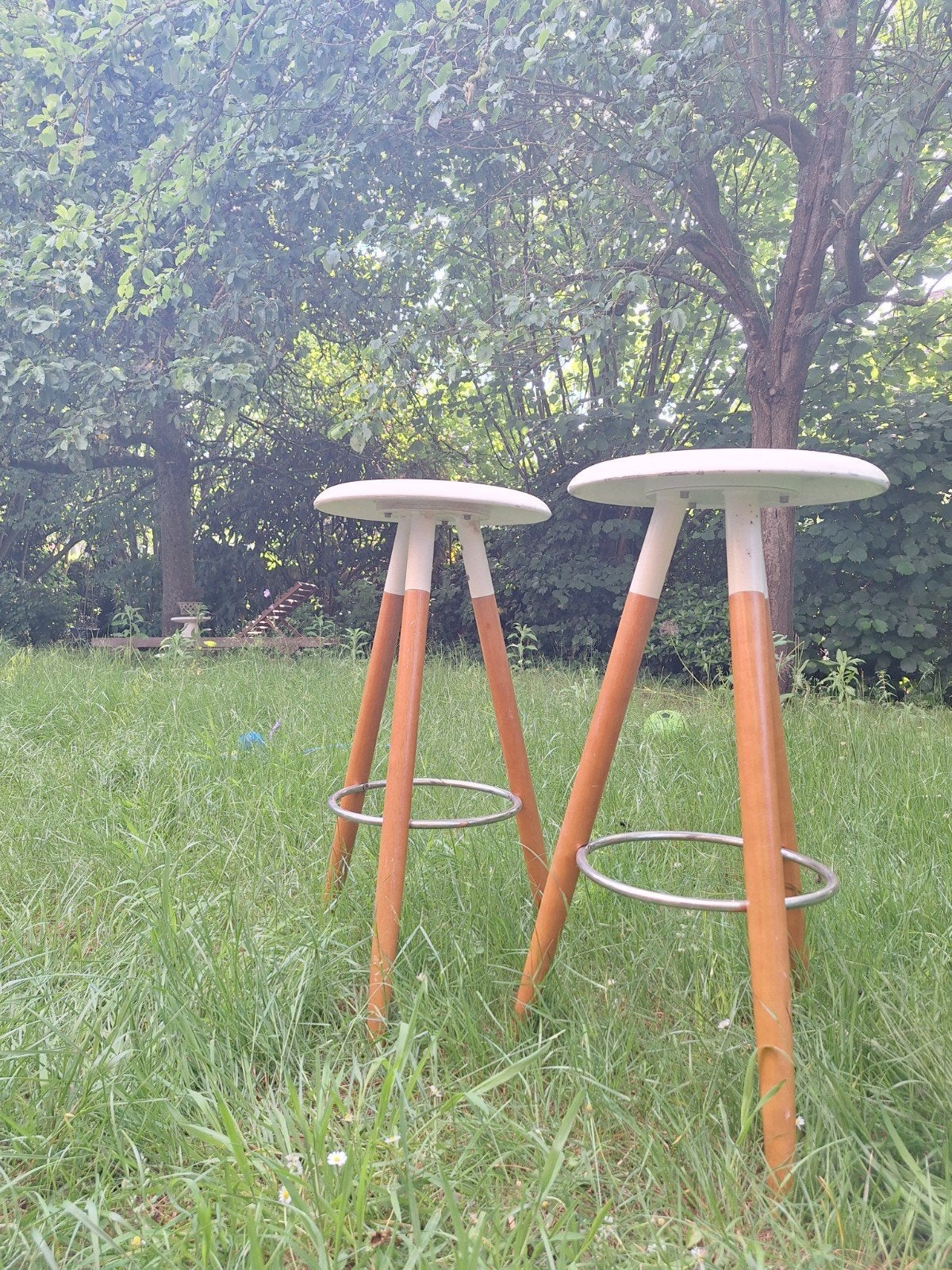 2 elegante houten barkrukken met wit zitgedeelte, Huis en Inrichting, Barkrukken, Ophalen