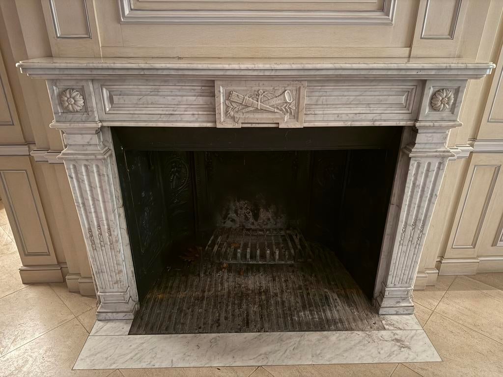 Superbe Cheminée Ancienne en Marbre Blanc – Style Louis XVI, Maison & Meubles, Enlèvement, Comme neuf