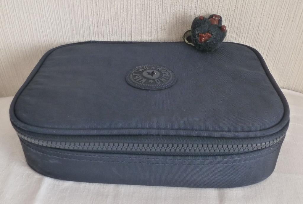 Kipling très grand plumier 100 pens bleu + singe, Divers, Fournitures scolaires, Utilisé, Enlèvement ou Envoi