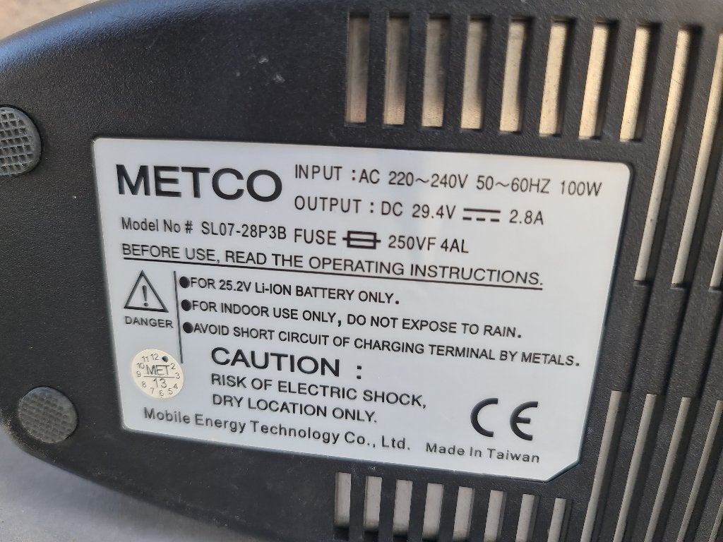 gezocht: oplader elektrische fiets 29.4V - 2.8A (3 pinnen), Vélos & Vélomoteurs, Vélos | Vélos avec bac, Enlèvement ou Envoi