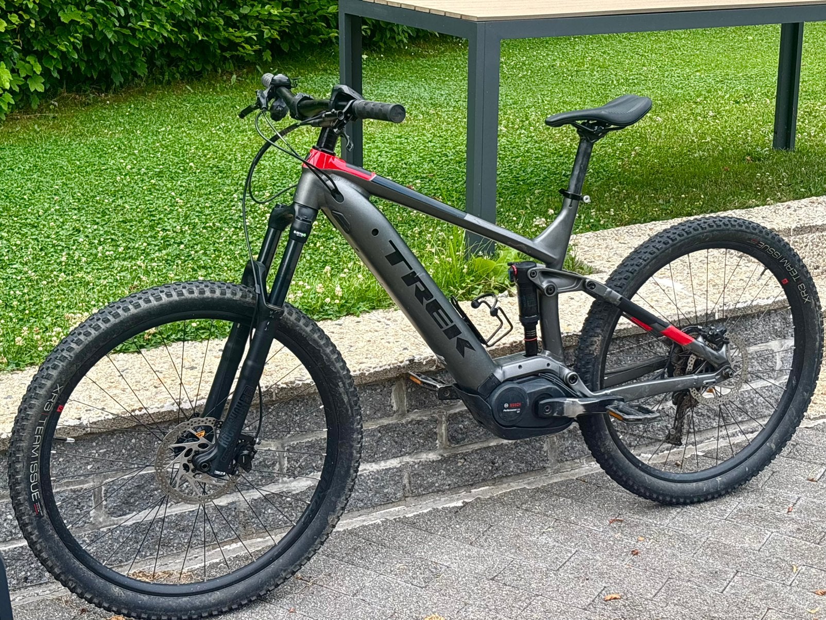 MTB TREK volledig geveerde MTB 27,5 L/BOSCH/3000 km., 47 tot 51 cm, Ophalen, 50 km per accu of meer