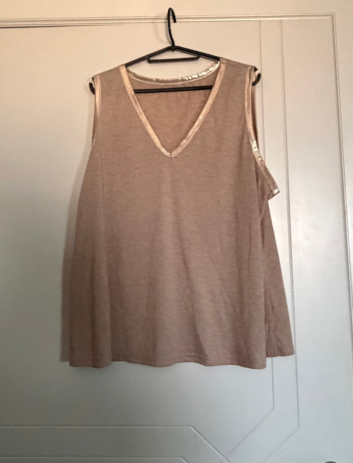 Nieuwe zomer top met goudkleurige biezen, Kleding | Dames, Grote Maten, Ophalen, Nieuw