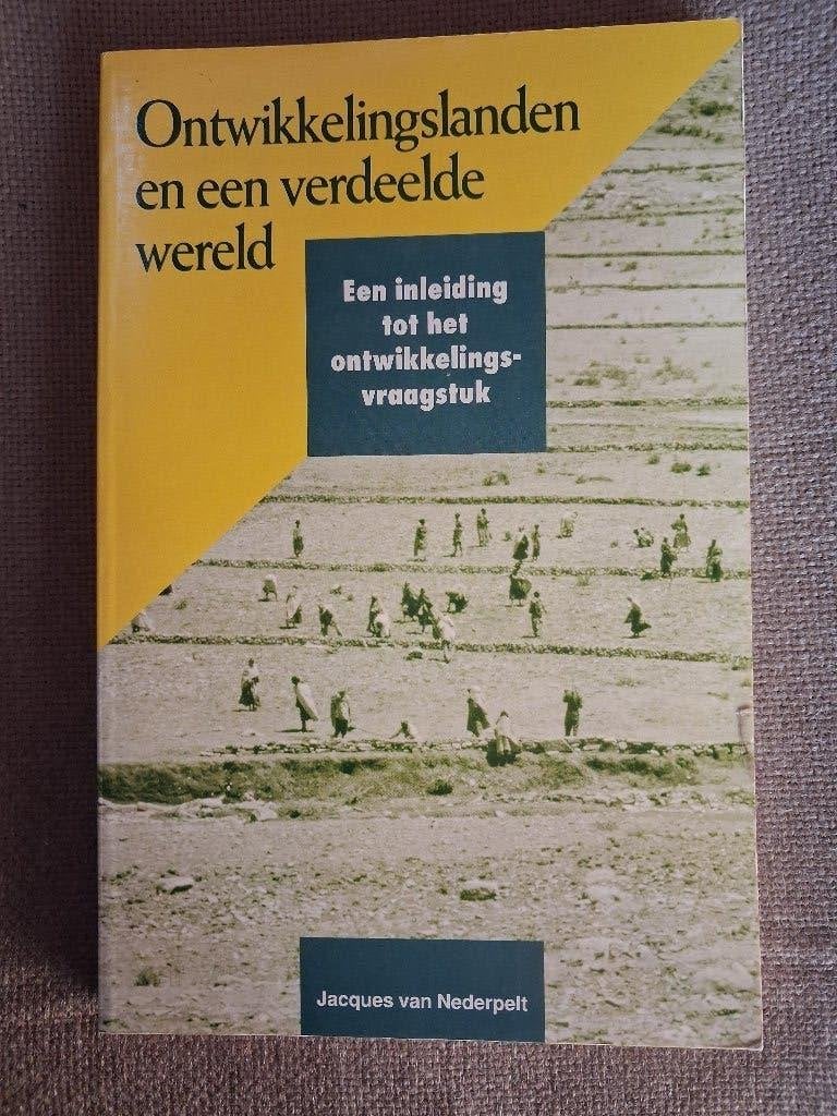 ONTWIKKELINGSLANDEN EN EEN VERDEELDE WERELD-J.VAN NEDERPELT, Ophalen of Verzenden