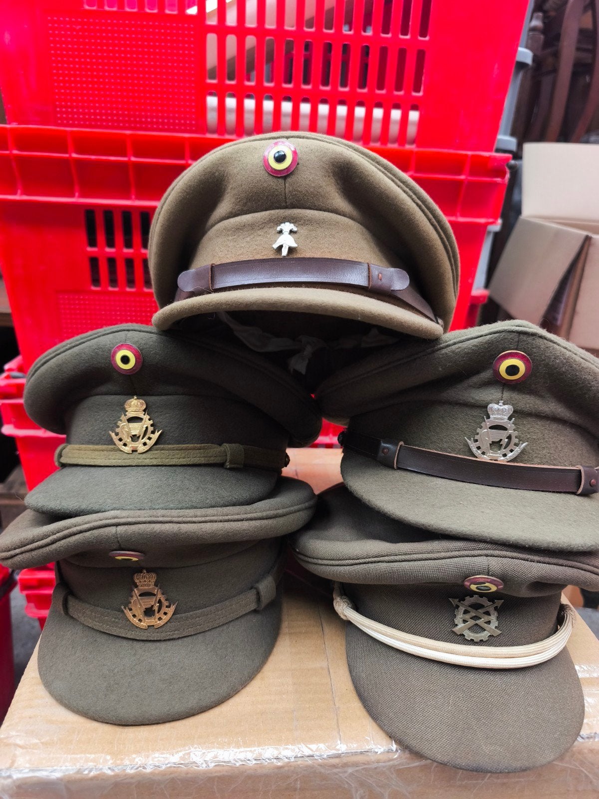 Lot militaire kledij en materiaal.moet snel weg, Ophalen