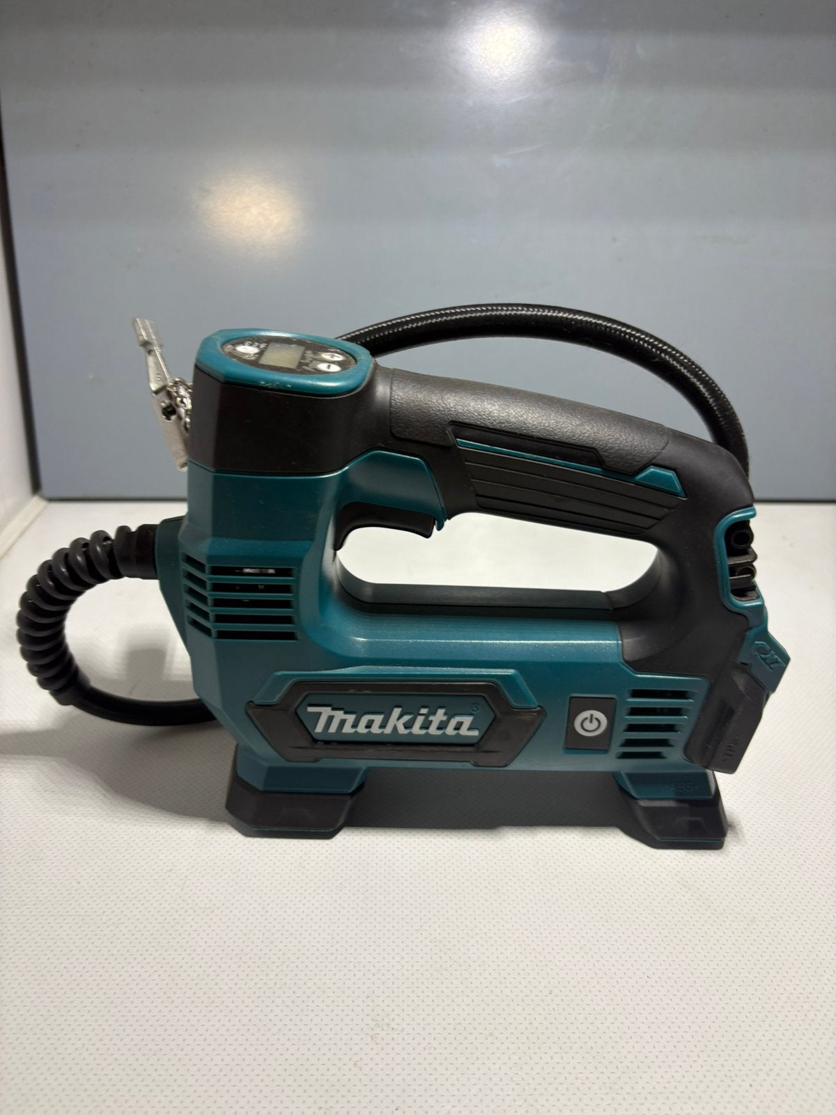Makita 12V bandenblazer MP100DZ, Doe-het-zelf en Bouw, Ophalen of Verzenden, Zo goed als nieuw, 6 tot 10 bar, Mobiel