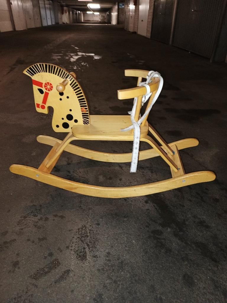 Balançoire à chevaux des années 60, Enlèvement