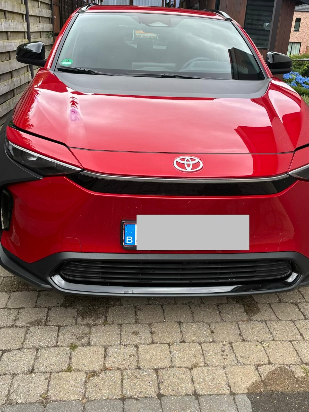Toyota BZ4X électrique, Rouge, Achat, Phares entièrement LED, Entretenue par le concessionnaire