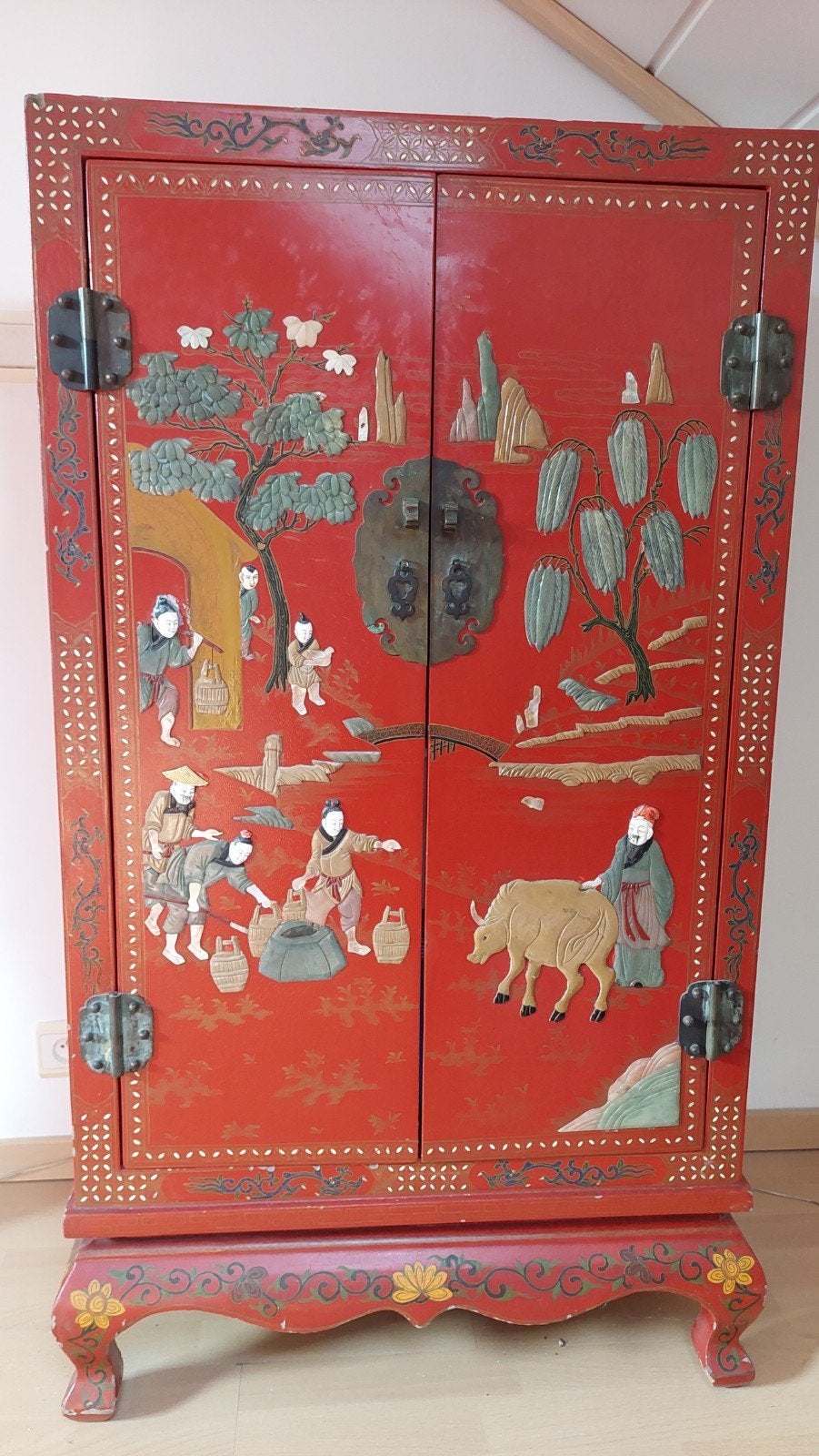 Bordeauxrood chinees kastje, Enlèvement