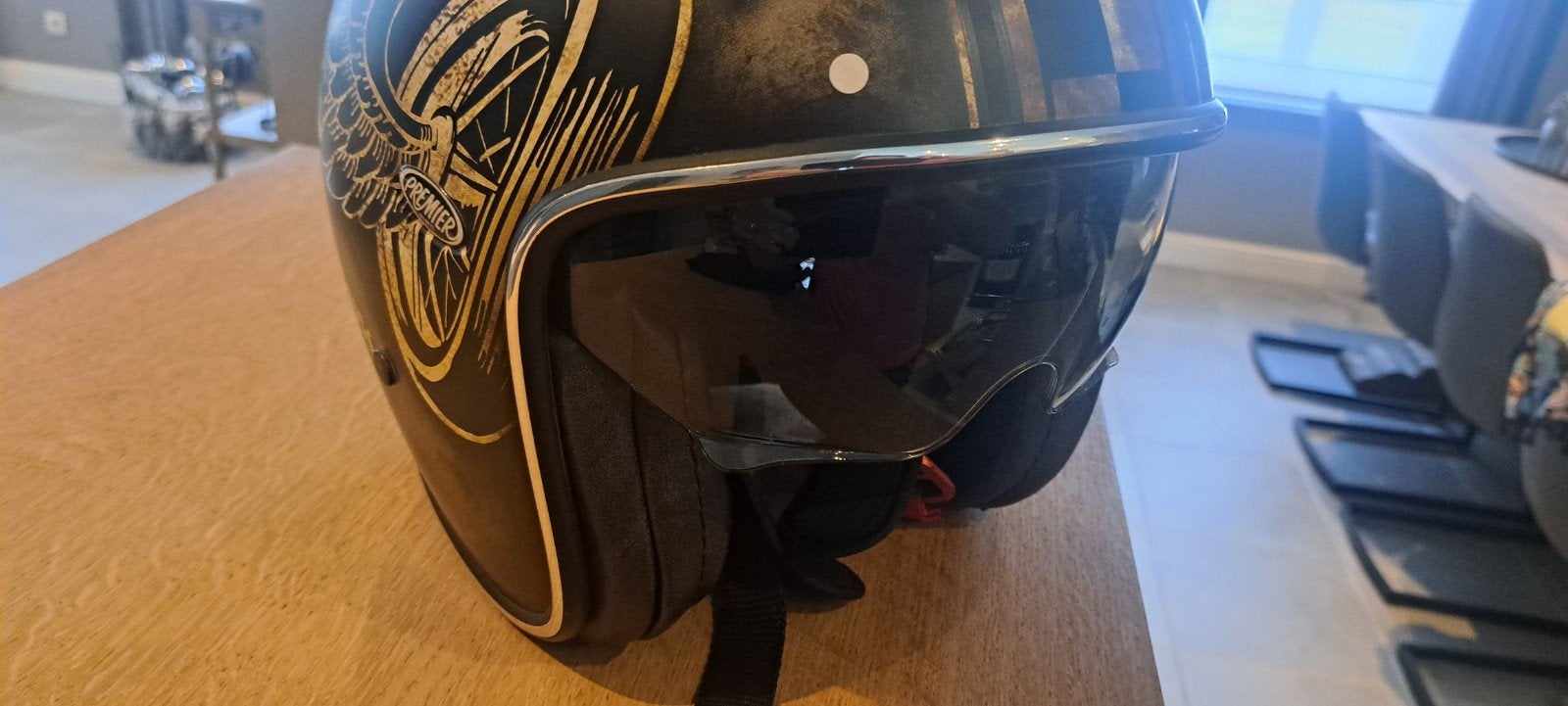 Helm premier, Enlèvement