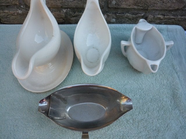4 saucières-3 en porcelaine-une en métal, Maison & Meubles, Enlèvement ou Envoi, Utilisé, Porcelaine