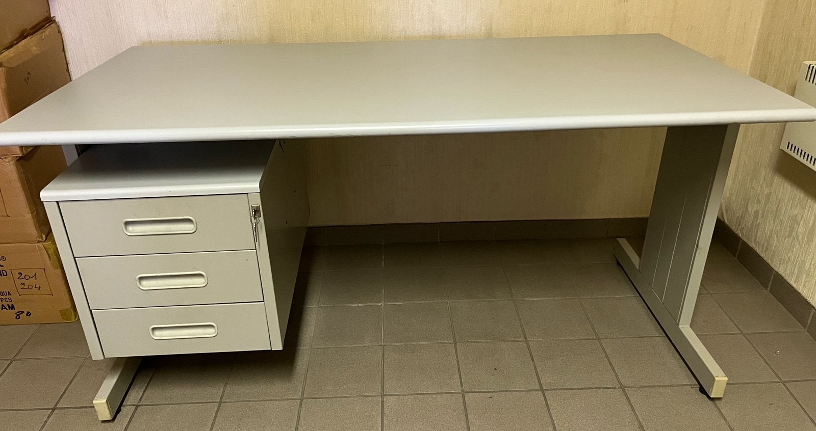 WITTE BUREAU MET LINKS EEN LADENBLOK IN GOEDE STAAT, 154 cm, Comme neuf, Enlèvement, Avec tiroirs