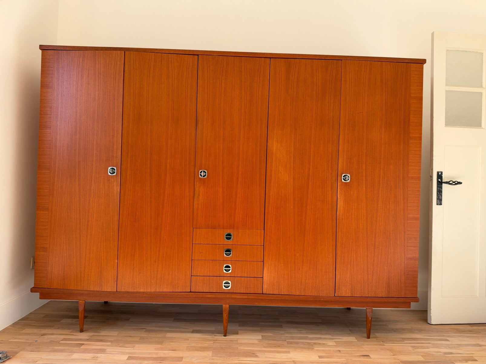 Très belle et grande garde-robe vintage annee 60-70 en teak, Enlèvement, Comme neuf