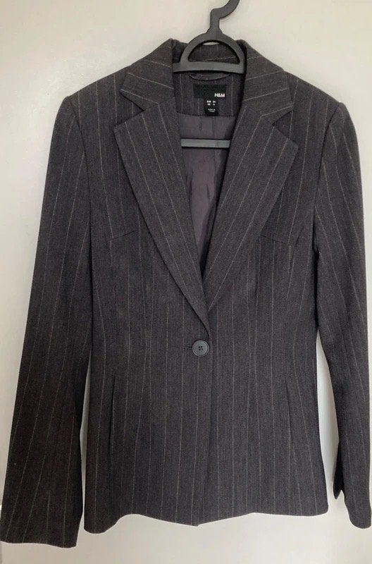 Grijze dames blazer -wit lijntjes motief "H&M"maat 34/xs, Kleding | Dames, H&M, Ophalen of Verzenden, Zo goed als nieuw, Jasje