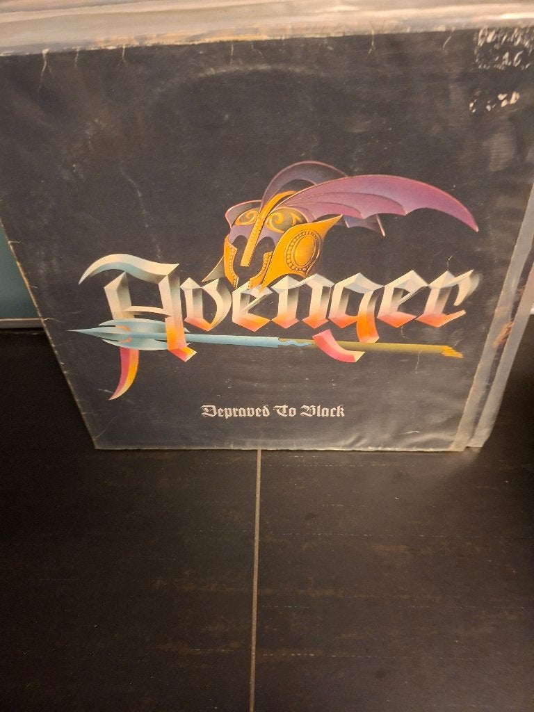lp - avenger - depraved to black - vak 6, CD & DVD, Heavy metal, Enlèvement ou Envoi, Utilisé, Housse de protection extérieure