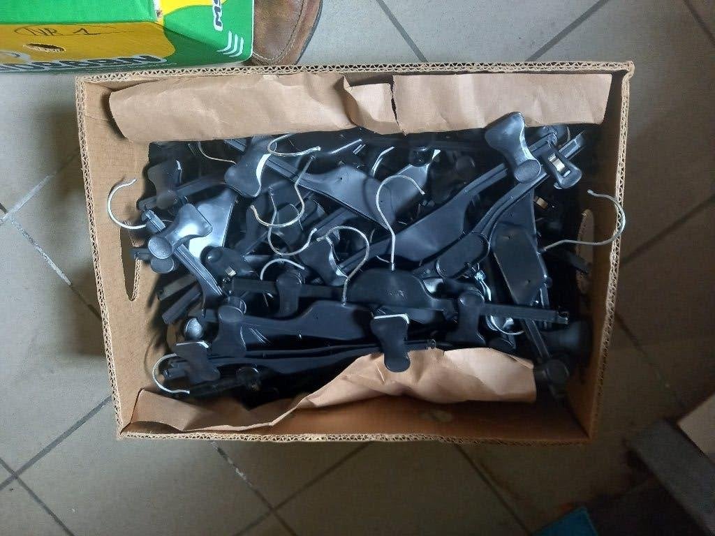 60 cintres à vêtements avec clips en plastique noirs, Enlèvement ou Envoi, Comme neuf