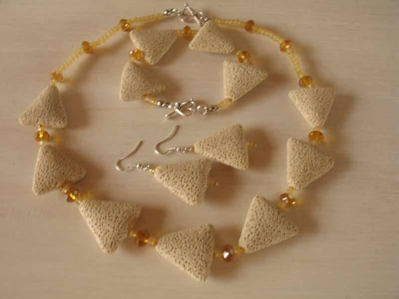 Ketting, armband, oorringen: bleek gele lava parels, Enlèvement ou Envoi, Neuf, Jaune, Pierre ou Minéral