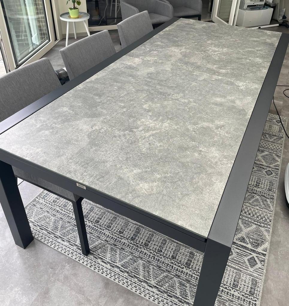 Tafel (uittrekbaar) met zes stoelen, Ophalen