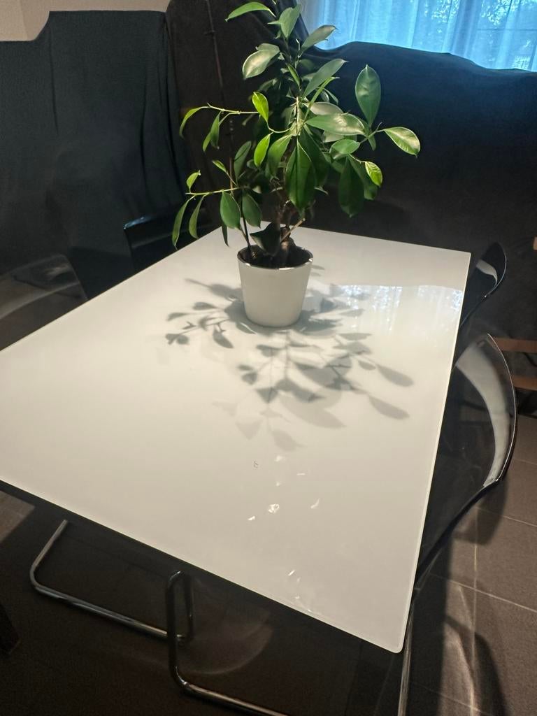 Moderne eettafel met 4 designstoelen + opbergkast, Ophalen, Zo goed als nieuw